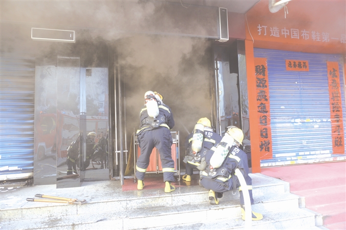  10月19日，松山區(qū)迎金路發(fā)生一起臨街商鋪火災(zāi)